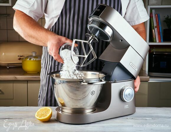 Тем временем приготовьте глазурь. В чашу кухонной машины Kenwood положите сахарную пудру, добавьте лимонный сок. И разотрите все до однородного состояния с помощью насадки для смешивания.