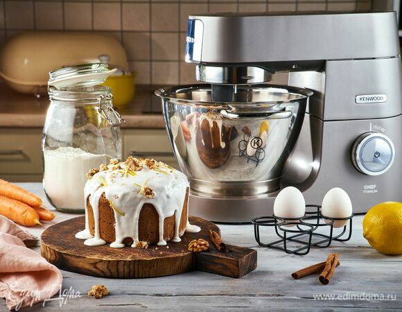 Полейте остывший кекс глазурью и подождите немного, пока она застынет. Угощение для взрослых и детей готово!