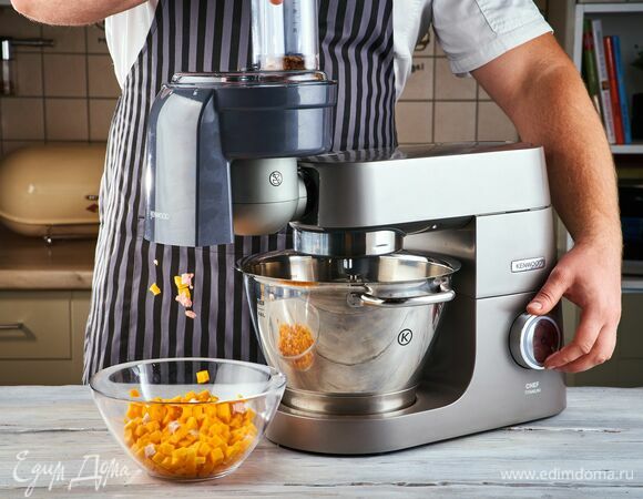На кухонную машину Kenwood установите насадку для нарезки кубиками. И с ее помощью нарежьте тыкву.