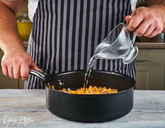 Далее добавьте воду, накройте крышкой и тушите на медленном огне, помешивая, до готовности тыквы. Она должна стать очень мягкой.<br />
Когда тыква будет почти готова, посолите и поперчите соус.