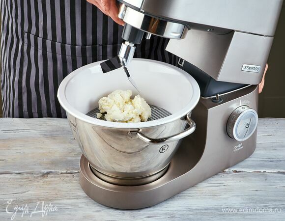 Приготовьте ньокки. Если рикотта слишком жидкая, откиньте ее на дуршлаг, чтобы убрать лишнюю жидкость. Затем протрите рикотту, используя насадку для протирания. Масса должна получиться гладкой.