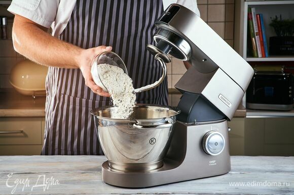 Установите на кухонную машину насадку-крюк и начните частями добавлять муку к рикотте. Замесите гладкое тесто.