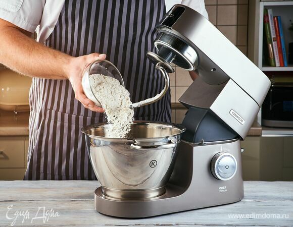 Установите на кухонную машину насадку-крюк и начните частями добавлять муку к рикотте. Замесите гладкое тесто.