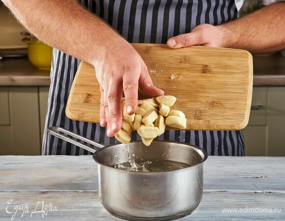 В кастрюле вскипятите воду, посолите и порциями отварите ньокки, следите за тем, чтобы они не слипались между собой. Из воды доставайте с помощью шумовки, когда ньокки всплывут.<br />
Затем переложите ньокки в сковороду к соусу, добавьте сливочное масло и прогрейте все на среднем огне.