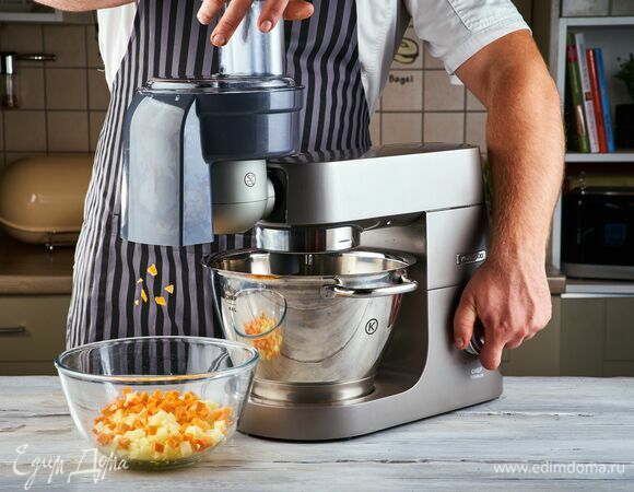 Чтобы сэкономить время, используйте кухонную машину Kenwood с насадкой для нарезки кубиком. С ее помощью нарежьте кубиком все овощи.