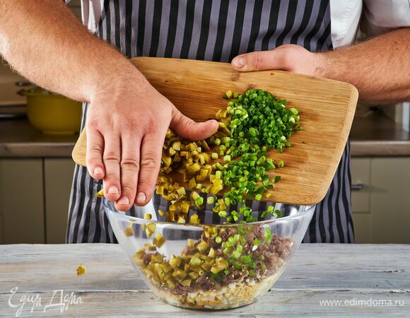 Отдельно измельчите зеленый лук и огурцы.