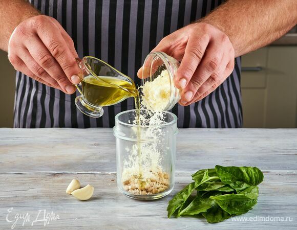 Начните приготовление праздничной закуски с соуса песто. С помощью кухонной машины Kenwood вы быстро справитесь с задачей.<br />
Чистые и сухие листья базилика отделите от стеблей. На кухонную машину установите насадку-мультиизмельчитель. Положите в чашу листья базилика, кедровые орехи, чеснок, тертый пармезан. Добавьте соль и оливковое масло.