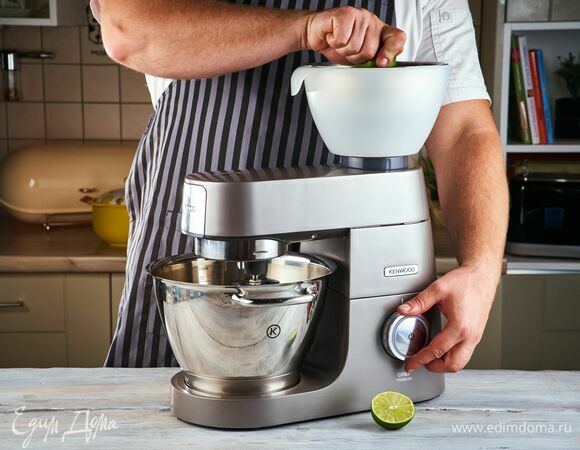 С помощью насадки для цитрусовых выжмите сок из половинки лайма.