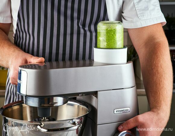 Приготовьте ароматное масло. На кухонную машину Kenwood установите насадку-мультиизмельчитель. С ее помощью измельчите чеснок, базилик, петрушку. Добавьте паприку, оливковое масло, соль и сливочное масло.