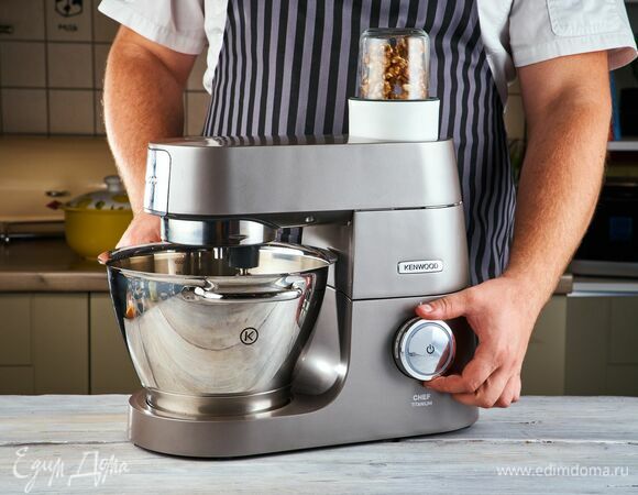 При помощи мультиизмельчителя измельчите грецкие орехи.