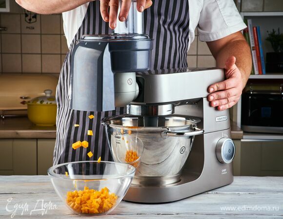 Установите на кухонную машину насадку для нарезки кубиком. Нарежьте тыкву и морковь.