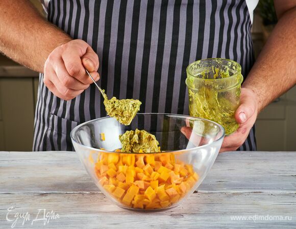 Соедините овощи и половину ароматного масла.