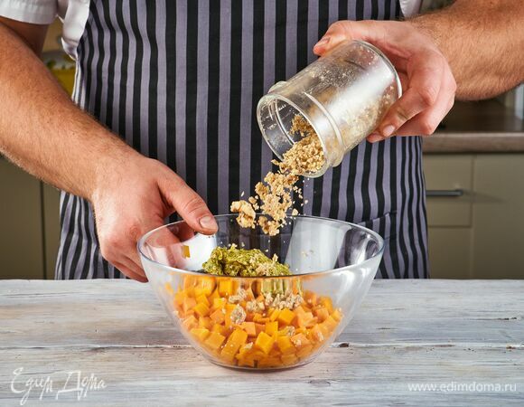 Добавьте орехи.