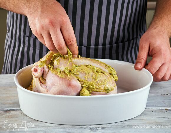 Оставшимся ароматным маслом смажьте тушку целиком. Брюшко скрепите шпажками, ножки соедините с помощью кулинарной нити.