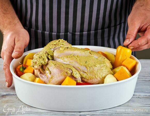 Картофель разрежьте пополам и положите на противень рядом с цыпленком. Мини-перцы выложите целиком. Если осталась тыква, добавьте ее, нарезав крупными кубиками.<br />
Запекайте птицу и картофель при 180°С в течение 1 часа. Периодически открывайте духовку и поливайте тушку выделившимся соком. Проверяйте готовность так: если при проколе из мяса будет выделяться прозрачный сок, его можно доставать из духовки.