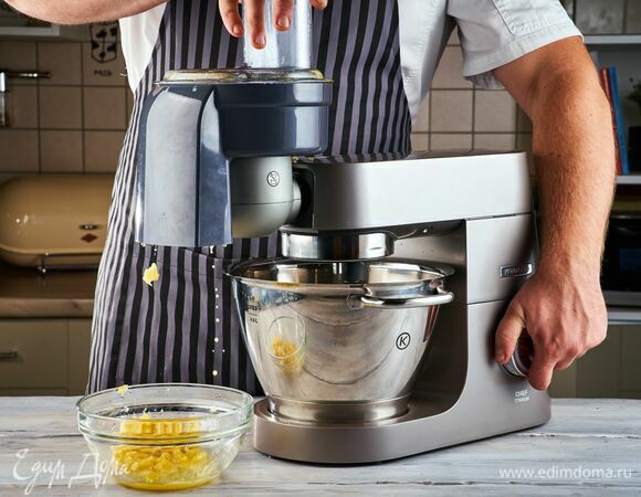 С помощью насадки для нарезки кубиком нарежьте мякоть ананаса.