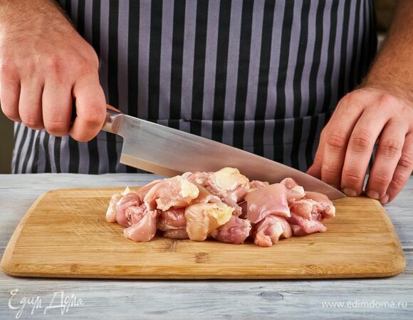 Куриное филе нарежьте средними кубиками.