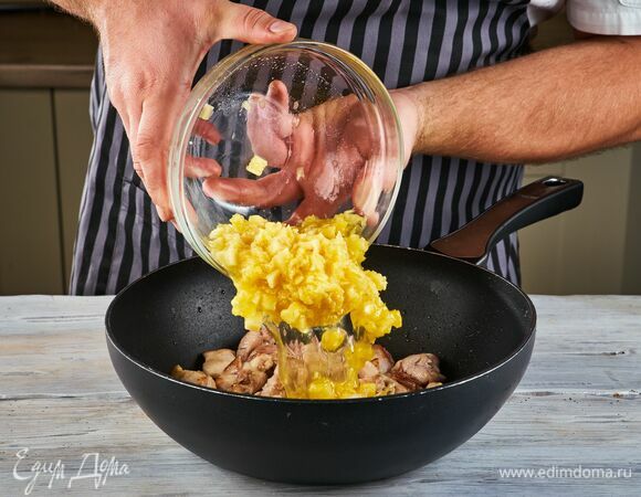 Обжарьте курицу на растительном масле в течение 5 минут. Добавьте ананас.