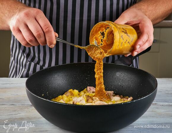 Выложите соус карри, перемешайте и готовьте 10 минут.