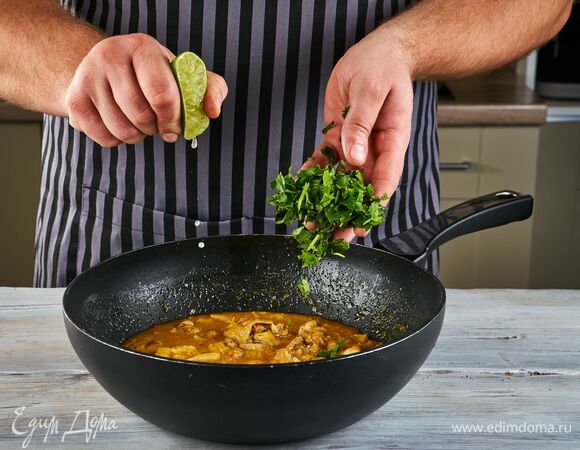 Добавьте рубленую кинзу и сок лайма.