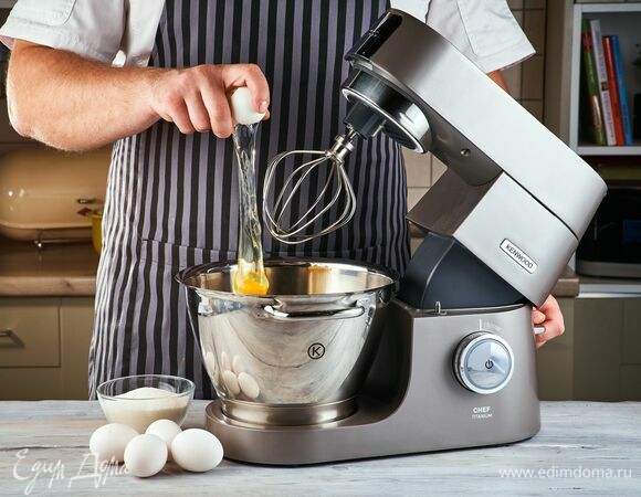 Чтобы потратить минимум времени на приготовление любимого праздничного десерта, доверьте основные задачи кухонной машине Kenwood.<br />
Начнем с теста. Установите насадку-венчик. В чаше взбейте яйца с сахаром.