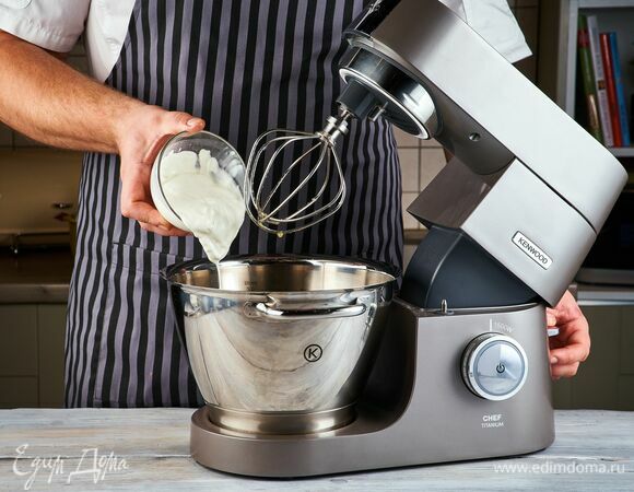 Добавьте сметану и перемешайте.