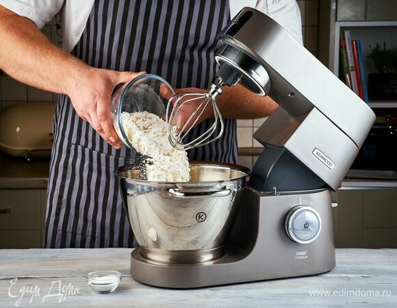 Всыпьте порциями просеянную муку и разрыхлитель, аккуратно перемешайте венчиком на низких оборотах.