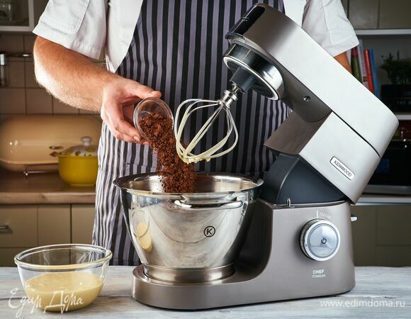 Половину теста отложите в отдельную емкость, а в оставшуюся часть добавьте какао-порошок и хорошо перемешайте венчиком.