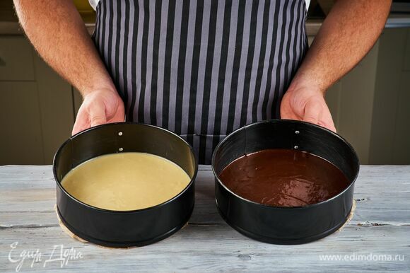Тесто выложите в формы диаметром 24 см и выпекайте при 180°С около 20 минут. Когда коржи будут готовы, остудите их. Корж с какао разрежьте на две части. Светлый корж и одну часть темного нарежьте кубиком.