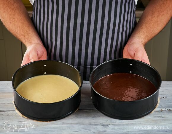 Тесто выложите в формы диаметром 24 см и выпекайте при 180°С около 20 минут.<br />
Когда коржи будут готовы, остудите их. Корж с какао разрежьте на две части. Светлый корж и одну часть темного нарежьте кубиком.