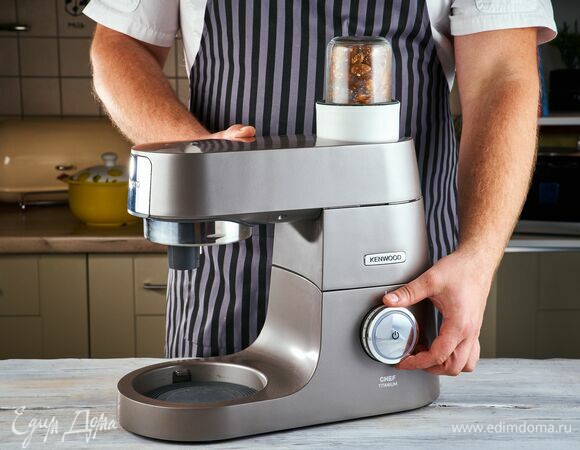 Теперь приготовьте крем. Установите на кухонную машину насадку-мультиизмельчитель и измельчите миндаль.