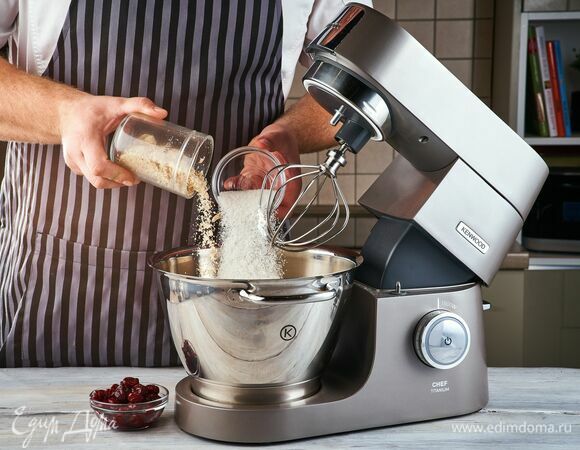 В чаше кухонной машины с помощью венчика соедините сметану с сахаром и миндалем. Добавьте вишню.