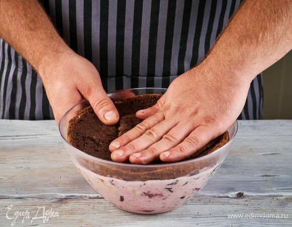 Сверху выложите целый корж.