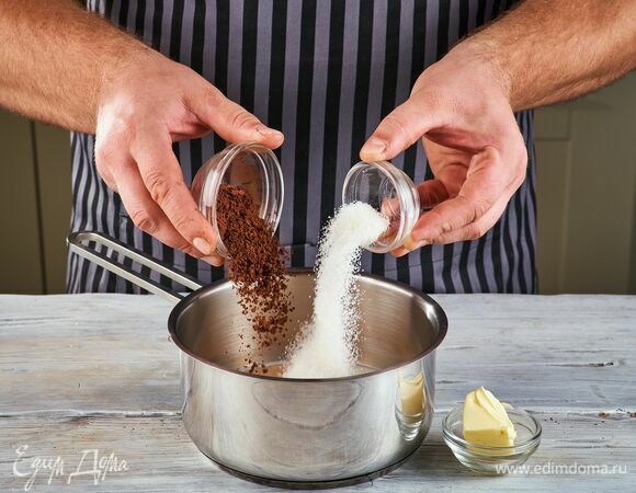 Для глазури смешайте в сотейнике молоко, какао-порошок, сахар и сливочное масло. Доведите до кипения. Тщательно перемешайте.<br />
Торт переверните. Полейте его теплой глазурью и поставьте в холодильник на 8 часов для пропитки.