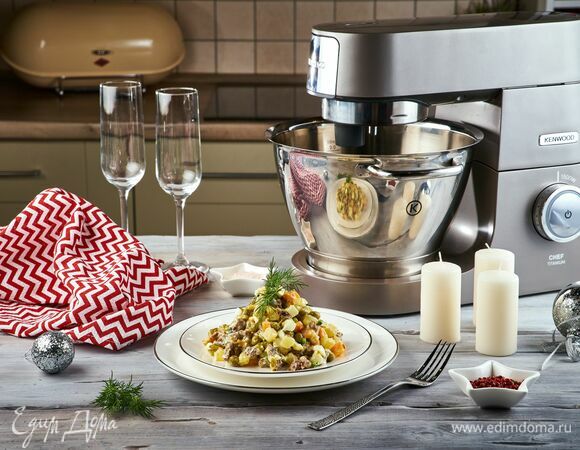 Подавайте салат к праздничному столу. Приятного аппетита!