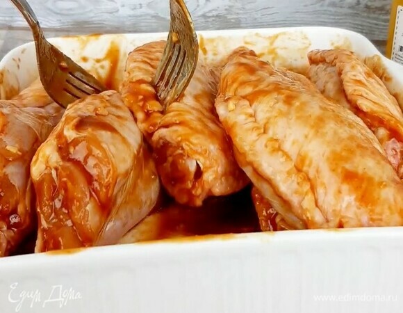 Крылья чуть-чуть посолить. Заливаем их соусом, хорошо распределяем. Оставляем на 30 минут.