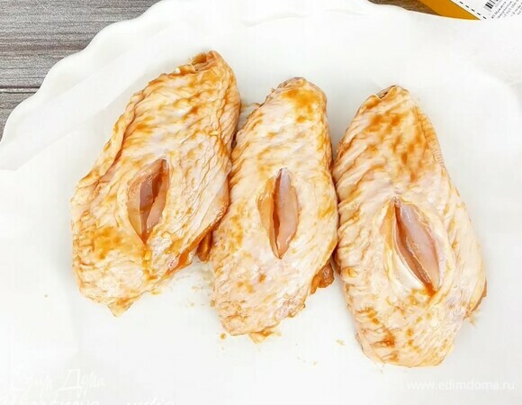 В форму для запекания кладем пергамент. Выкладываем крылья (у меня крупные крылья индейки, поэтому я дополнительно сделала надрез вдоль кости). Запекаем в хорошо прогретой духовке при температуре 190°C 1 час. Если вы будете готовить куриные крылышки, то время запекания можно сократить до 40 минут. 🍴Приятного аппетита🍴