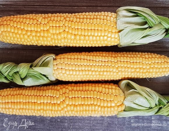 Кукурузу очистить от листьев.