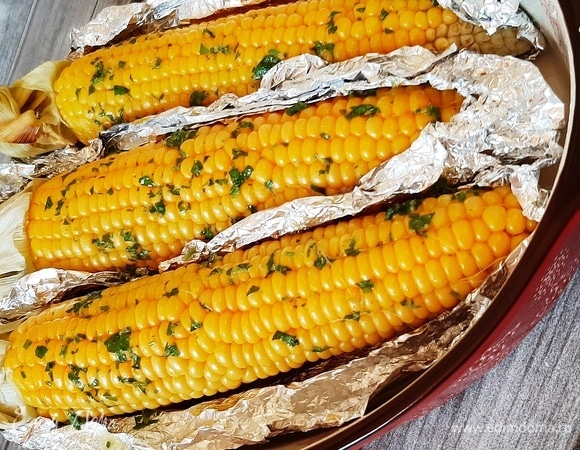 Готовим ароматнейшее масло. Сливочное масло растопить. Добавить к нему сок и цедру половинки лайма. Петрушку мелко порубить. Все смешать. Готовую горячую кукурузу полить маслом и посолить по вкусу. Подавать немедленно! Приятного аппетита!