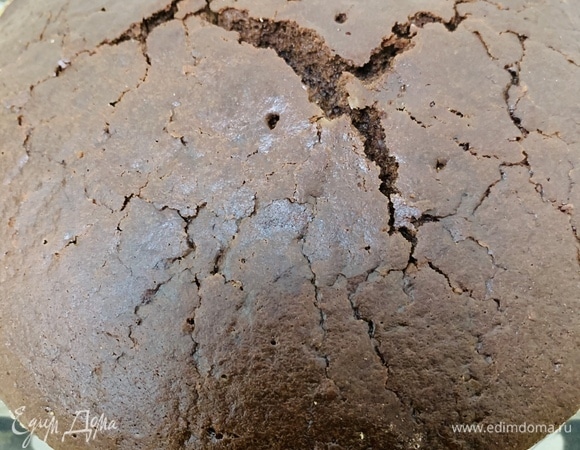 Готовый пирог перекладываем на решетку и оставляем до полного охлаждения.