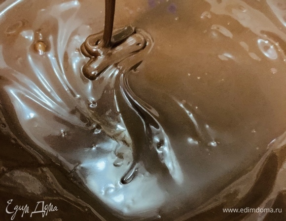 Готовим глазурь. Просеиваем сухие ингредиенты. К ним постепенно добавляем ледяную воду и перемешиваем венчиком до однородности.