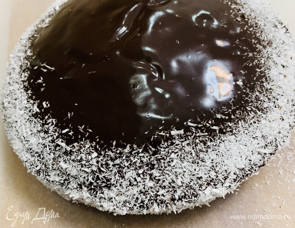 Покрываем торт глазурью. Украшаем кокосовой стружкой по желанию.