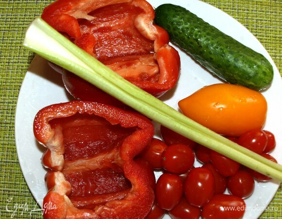 Овощи промыть и высушить бумажным полотенцем. Помидоры и огурцы мелко нарезать. Стебель сельдерея при необходимости очистить и мелко нарезать. Перец очистить, удалить смена и перегородки. Половину перца мелко режем, а вторую половину используем на свое усмотрение. Соединяем овощи и полбу, добавляем мелко рубленную зелень (петрушка + зеленый лук). Добавляем горчичное масло, соль и перец по вкусу. Перемешиваем.