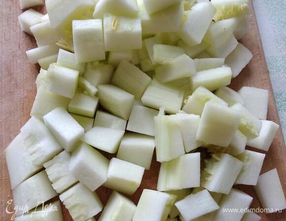 Нарезать кубиком промытый и обсушенный кабачок. Если кабачок со своего огорода или просто чистый с нежной шкуркой, его можно не чистить. У меня магазинный и не очень красивый, поэтому я его почистила.