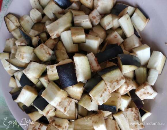 Также поступить с баклажаном и перцами. Красиво получается, когда перцы разноцветные.