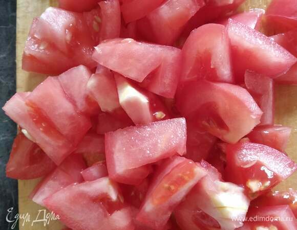 Помидоры нарезать кубиками.