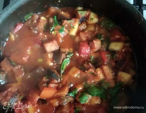 В сковороде разогреваем оливковое масло. Обжариваем лук и чеснок 7 минут. Добавляем перец, обжариваем еще 7 минут, затем добавляем кабачки и баклажаны. Обжариваем все вместе минут 15. Можно прикрыть крышкой, чтобы сохранить больше соков. Если любите более сухое рагу, не накрывайте. Добавляем помидоры. Солим, перчим, кладем паприку и сахар. По желанию можно добавить томатную пасту. Я обычно добавляю. Потушить все вместе минут 15. Время регулируйте в зависимости от того, какой мягкости овощи вы любите. В моей семье любят мягкие овощи. Поэтому готовлю подольше. В конце добавила немного кинзы, просто очень ее люблю. В последний момент попробуйте еще раз. При необходимости добавьте соль, перец и сахар. Если подаете как самостоятельное блюдо, приготовьте яичницу: по одному яйцу на каждую порцию. Приятного аппетита!
