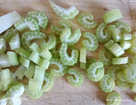 Отвариваем спагетти в подсоленной воде. Стебель сельдерея моем, обсушиваем и нарезаем колечками.