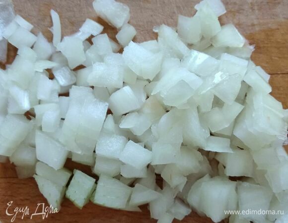 Мелко шинкуем лук.