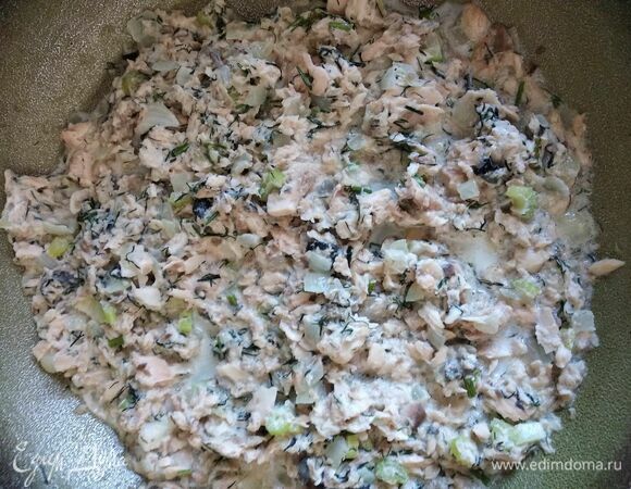 В сковороде разогреваем масло. Обжариваем лук минут 5. Добавляем сельдерей. Обжариваем минут 7. Лосося достаем из банки, разминаем вилкой. Часть масла тоже добавляем в эту массу. Можно масло не добавлять. Перекладываем в сковороду. Добавляем мелко нарезанный укроп и сливки. Перчим по вкусу. Если вам мало соли, можно досолить. Прогреваем 3 минуты. Добавляем готовые спагетти. Перемешиваем и прогреваем 1 минуту. Можно дать постоять минут 5. Наше блюдо готово. Приятного аппетита!